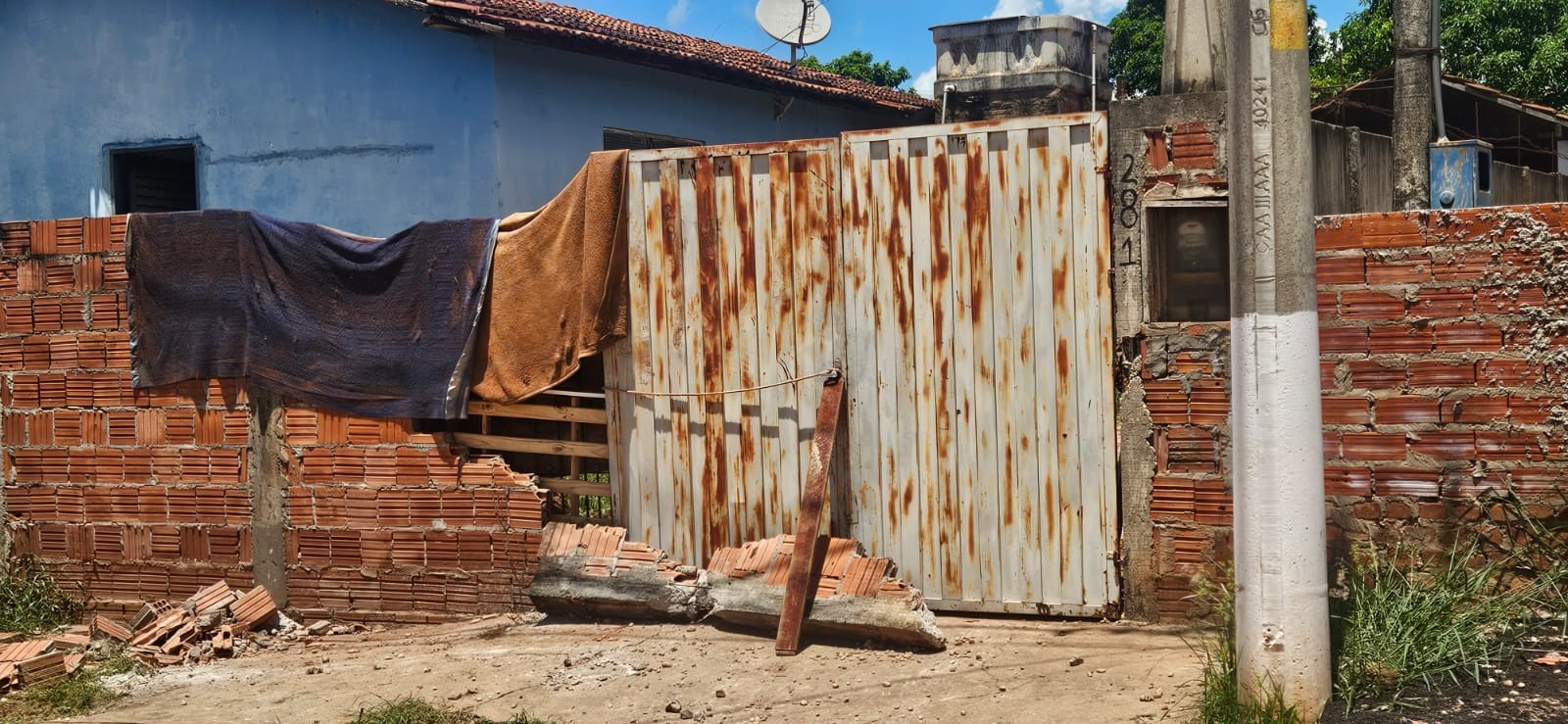 Criança de 8 anos morre prensada por carro após soltar freio de mão, diz padrasto