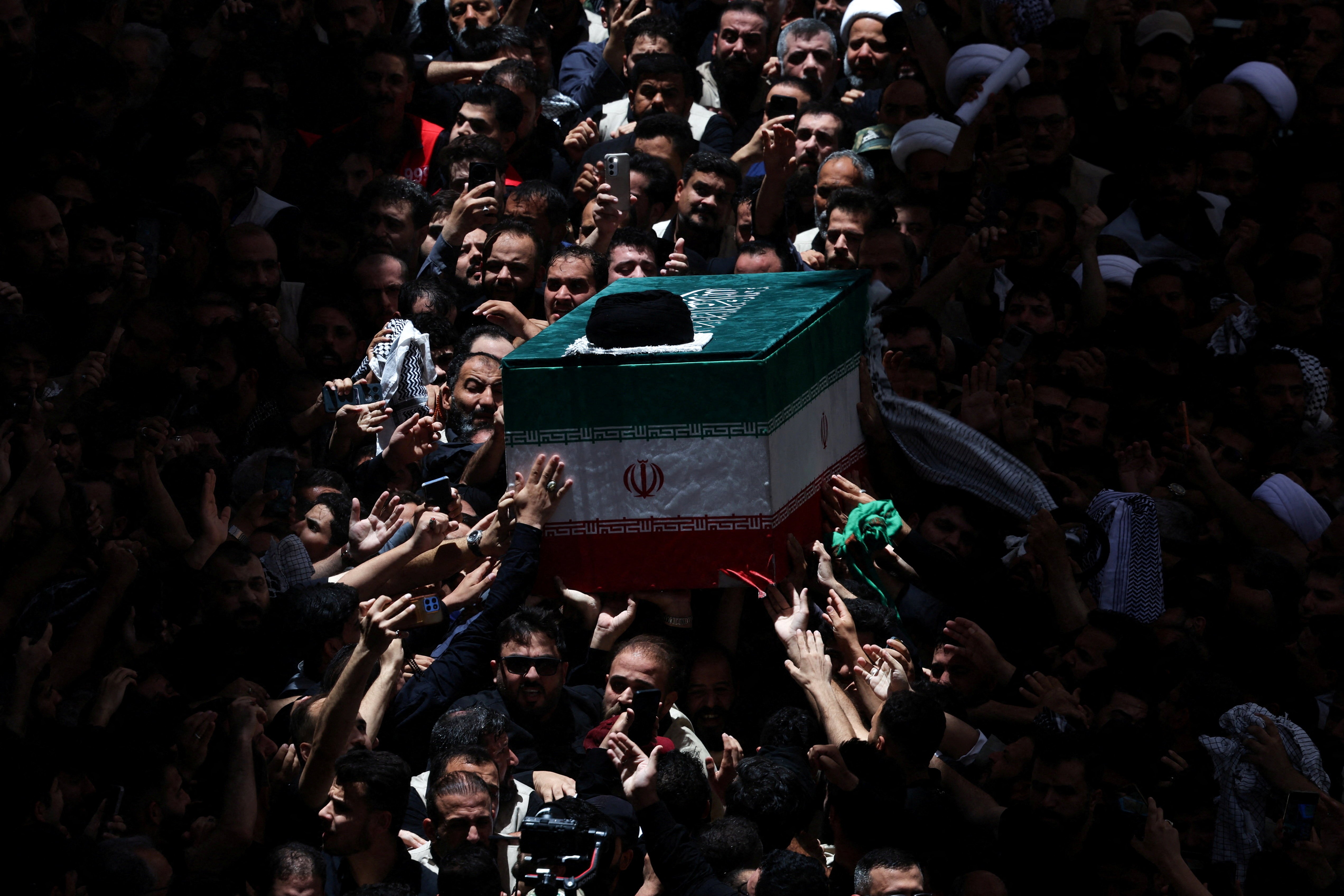 VÍDEO: multidão 'caótica' carrega caixão de Khamenei durante funeral público no Iraque