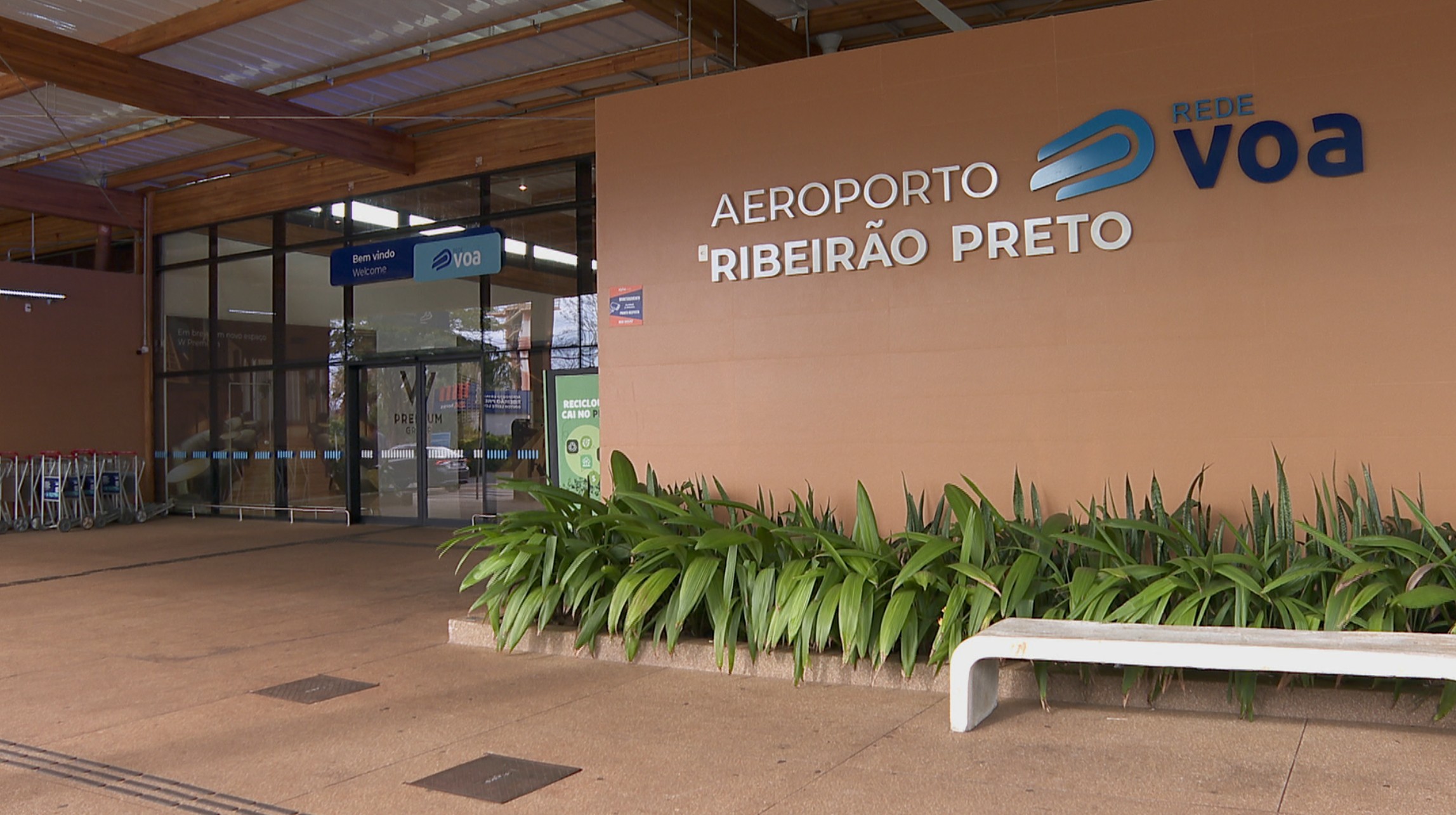 Avião com bebê a caminho de hospital fica por 1h no ar sem poder pousar em Ribeirão Preto por causa de furto de fios no aeroporto