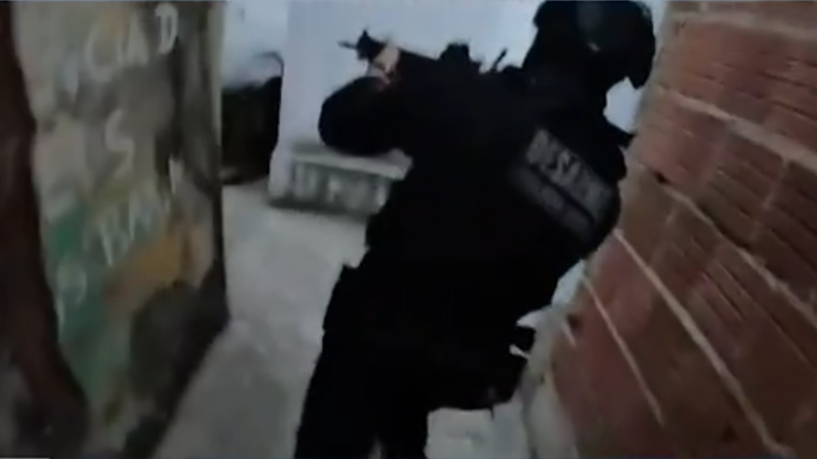 Polícia cumpre 12 mandados de prisão contra membros Comando Vermelho no Ceará