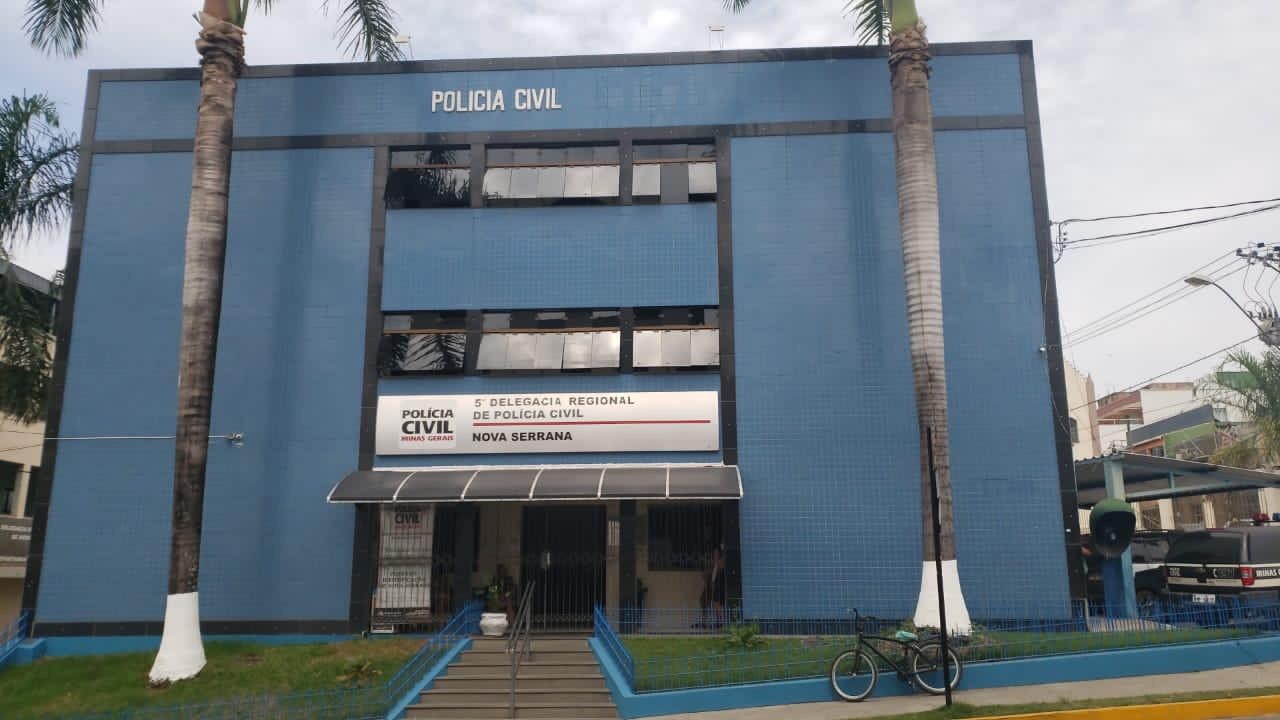 Homem agride mãe e esposa, tranca família em casa e é preso em MG