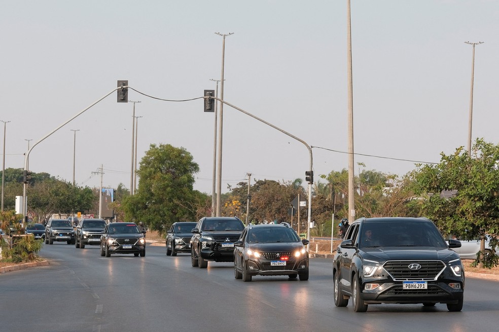 Comboio policial deixa a casa do ex-presidente Jair Bolsonaro em Brasília. Ele foi autorizado pela Justiça a fazer um procedimento médico no domingo (14) — Foto: REUTERS
