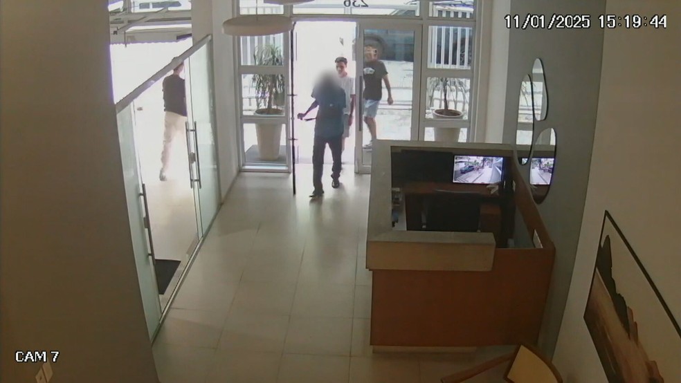 Bandidos entraram pela portaria de prédio em Copacabana — Foto: Reprodução/TV Globo