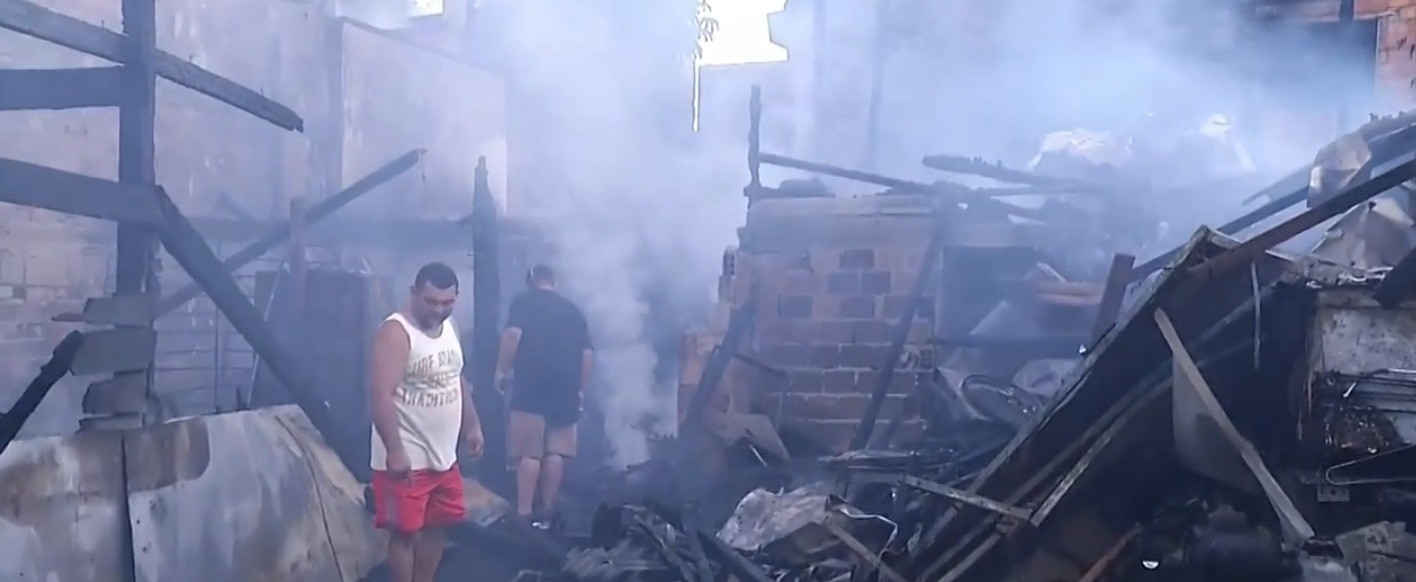 Incêndio destrói padaria e casa no bairro da Terra Firme, em Belém