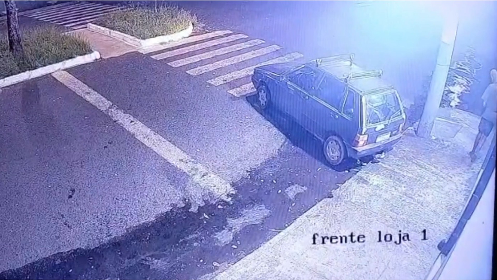 VÍDEO: 'Gangue da marcha à ré' derruba porta de supermercado em Uberlândia