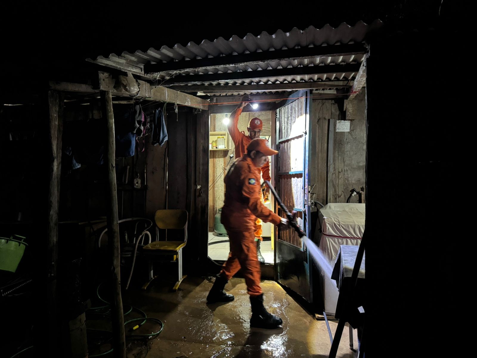 Em meio à situação de emergência, chuvas alagam diversos pontos e carro cai em buraco em Primavera do Leste (MT)