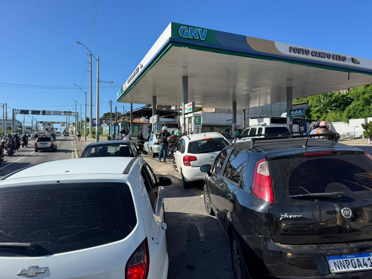 Motoristas formam filas em postos com preço mais baixo após litro da gasolina passar de R$ 7 em Natal