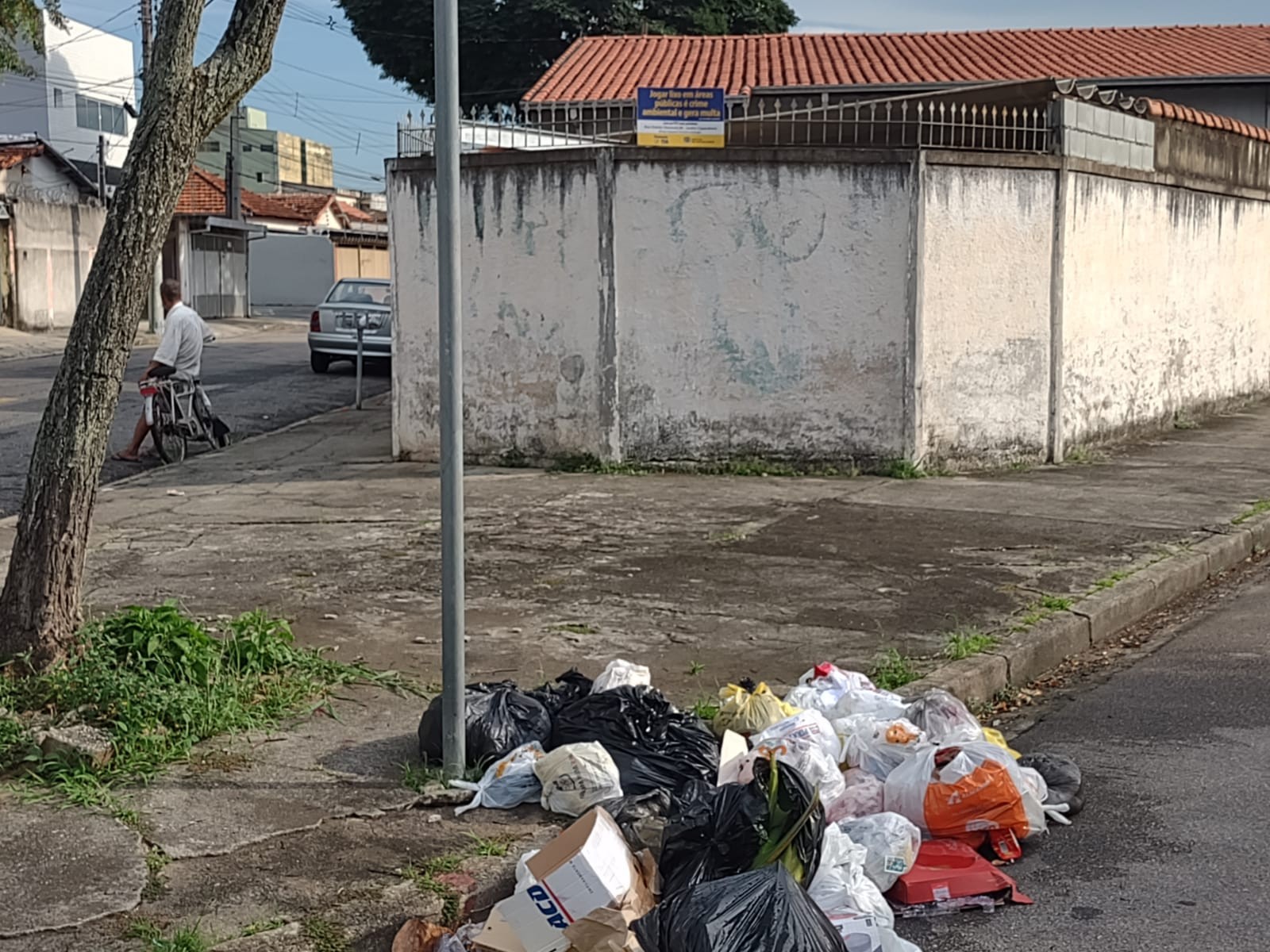 Moradores reclamam da falta de coleta de lixo há dias em diversos bairros de São José dos Campos, SP