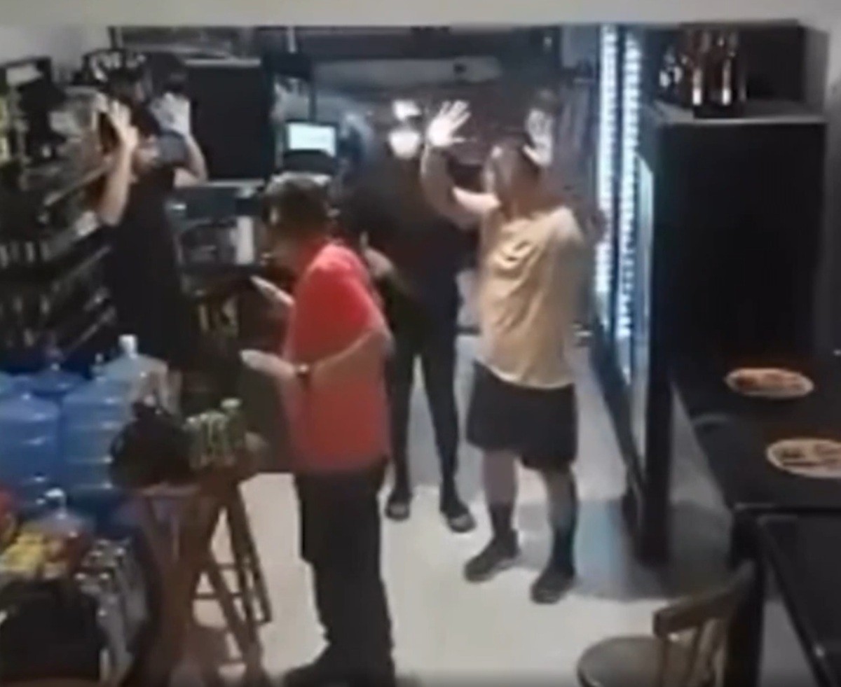 Homem tem cordão de ouro roubado durante assalto em depósito de bebidas em Cabo Frio