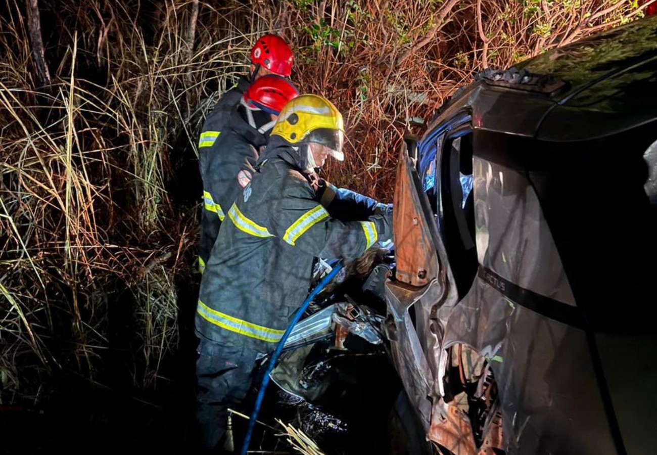 Três pessoas morrem após acidente entre dois carros em rodovia do Tocantins   