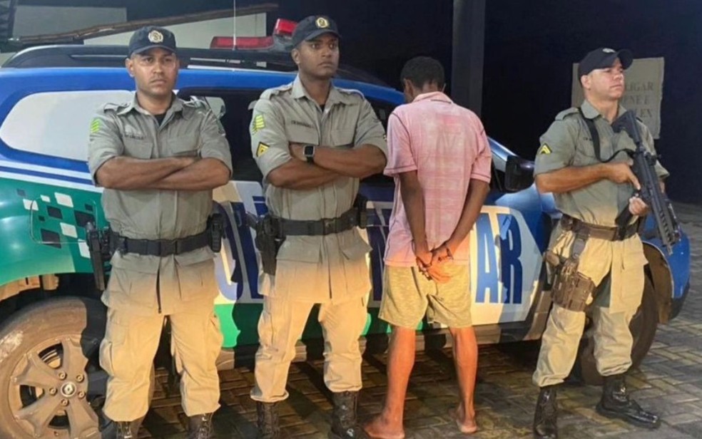 Polícia Militar (PM) recuperou o celular roubado e levou o suspeito para a Central de Flagrantes — Foto: Divulgação/Polícia Militar
