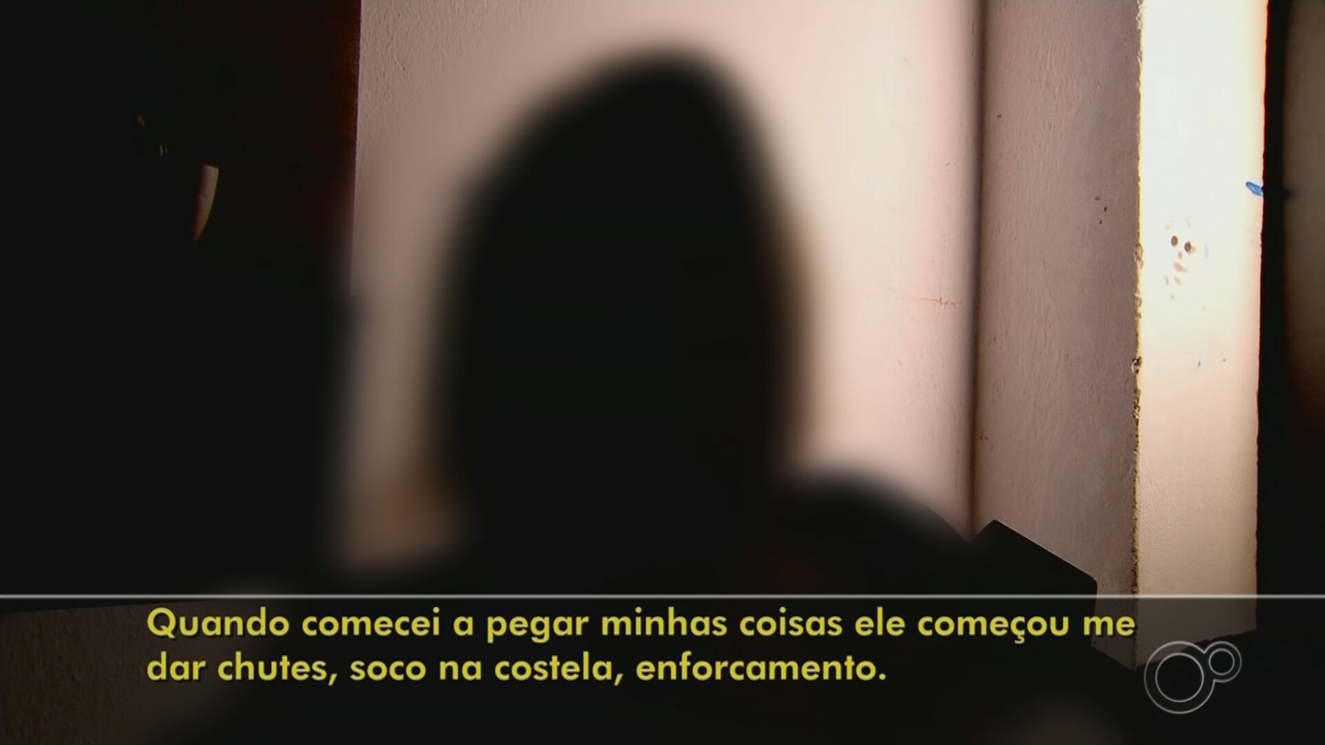Mulher que pulou de carro em movimento diz que agressões começaram em casa após término do relacionamento