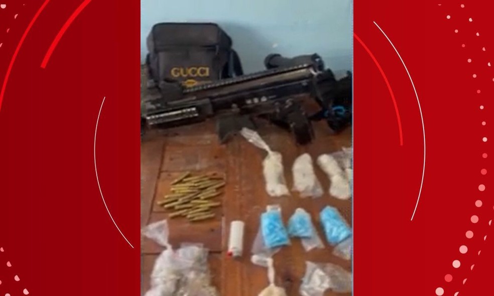 Suspeito é preso em Salvador com submetralhadora da PM de São Paulo — Foto: Reprodução/TV Bahia