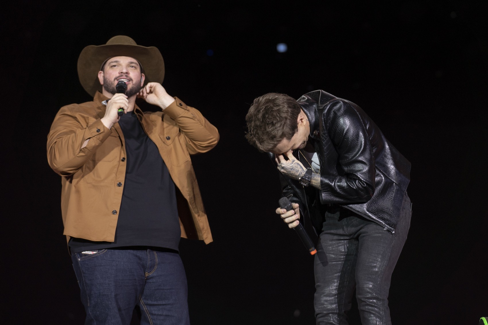 Felipe e Rodrigo vão para o meio da galera na estreia em Barretos, choram e mostram talento que levou a dupla ao top 1 do Brasil