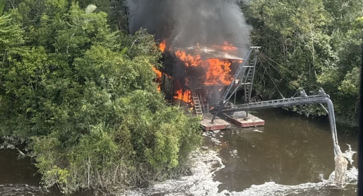 VÍDEO: PF destrói 10 dragas em três dias de operação contra garimpo ilegal no Amazonas