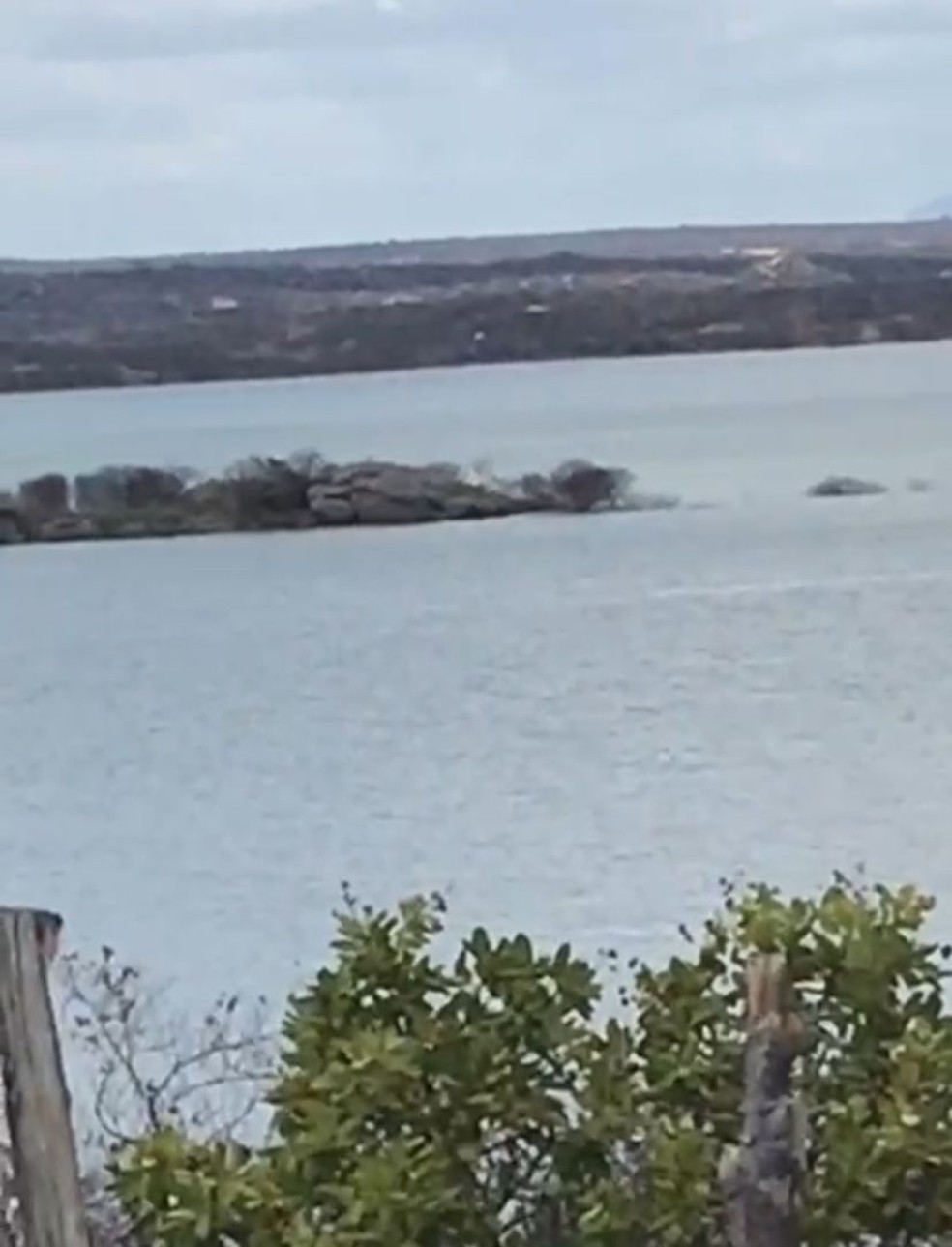 Bombeiros procuram homem de 39 anos desaparecido após canoa virar na Barragem de Santa Cruz, em Apodi — Foto: Foto: Reprodução