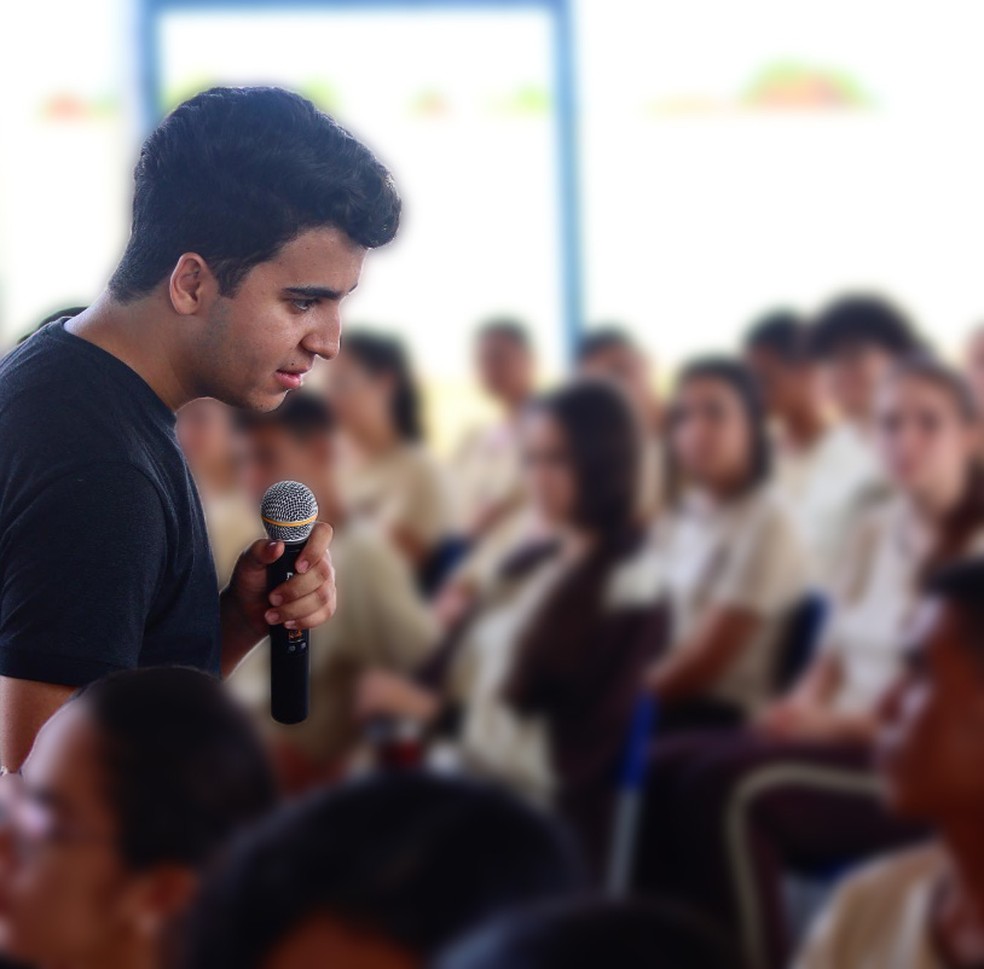 Influenciador Lucas Teodoro em escola — Foto: Reprodução/Instagram