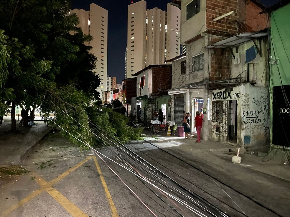 Uma comerciante da rua detalhou ao g1 como acidente aconteceu. — Foto: Paulo Cardoso/Sistema Verdes Mares (SVM)