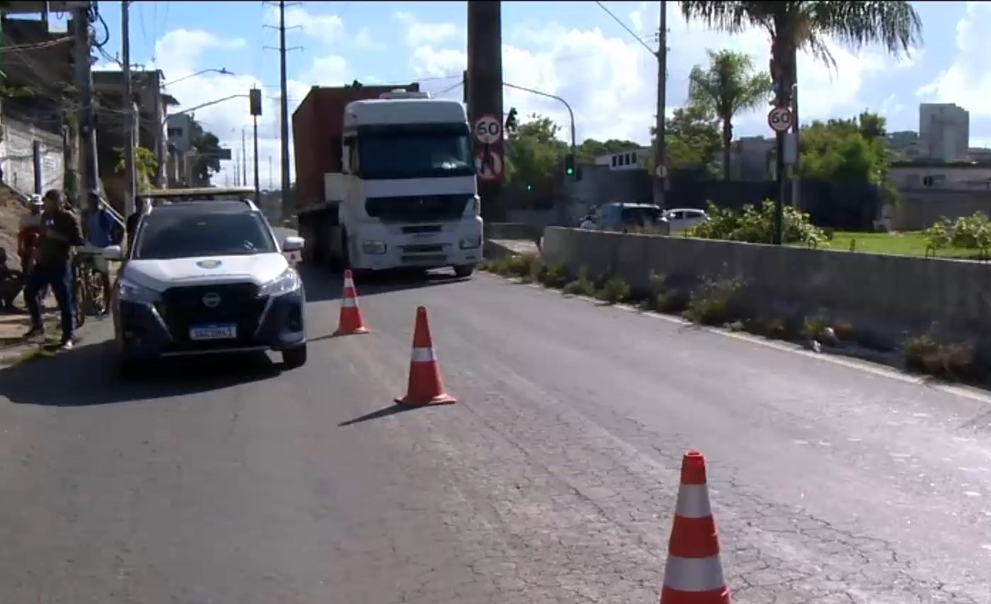 Ciclista morre atropelado por ônibus do Transcol em rodovia de Vila Velha, no ES