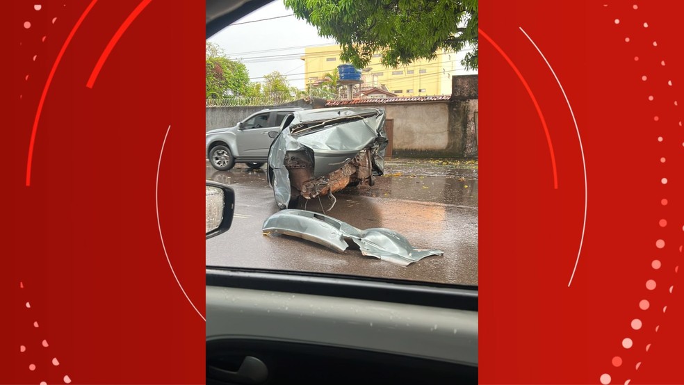 Carro de passeio ficou com a traseira destruída — Foto: Reprodução