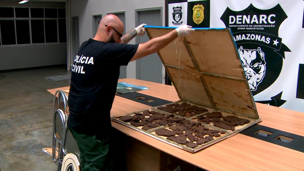 'Cocaína negra': investigadores encontraram a droga escondida em fundos falsos. — Foto: Reprodução/TV Globo