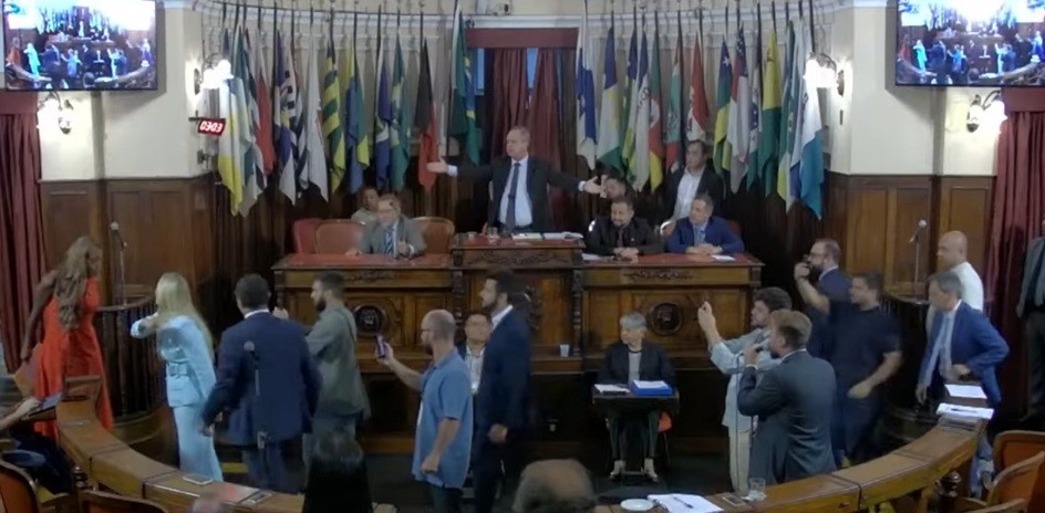 Votação de título para Ludmilla tem confusão na Câmara de Niterói: 'Parece que é crime no Brasil ser branco', diz vereadora