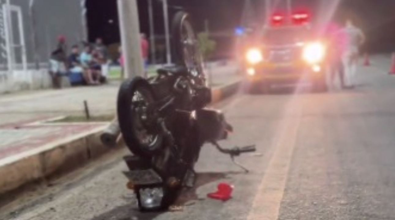 Criança morre após moto em que estava com a mãe bater na traseira de carro no Ceará