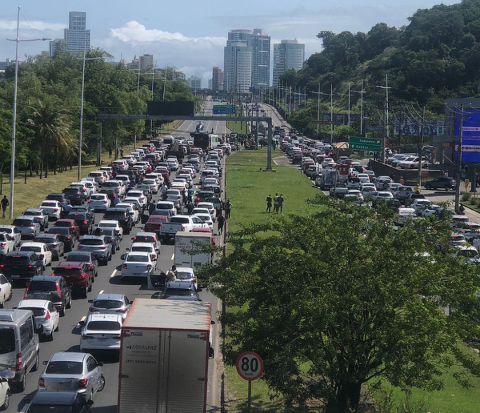 Engarrafamento na Avenida Paralela — Foto: Redes sociais