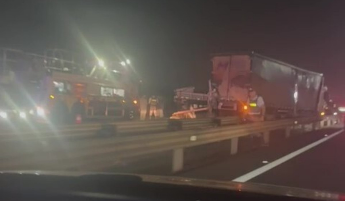 Acidente entre caminhões deixa dois feridos e provoca vazamento de carga na Rodovia Anhanguera