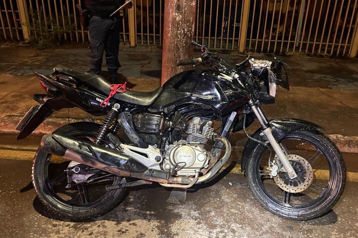 Motociclista morre após ser atingido por caminhonete e colidir com outra moto na Avenida Bandeirantes