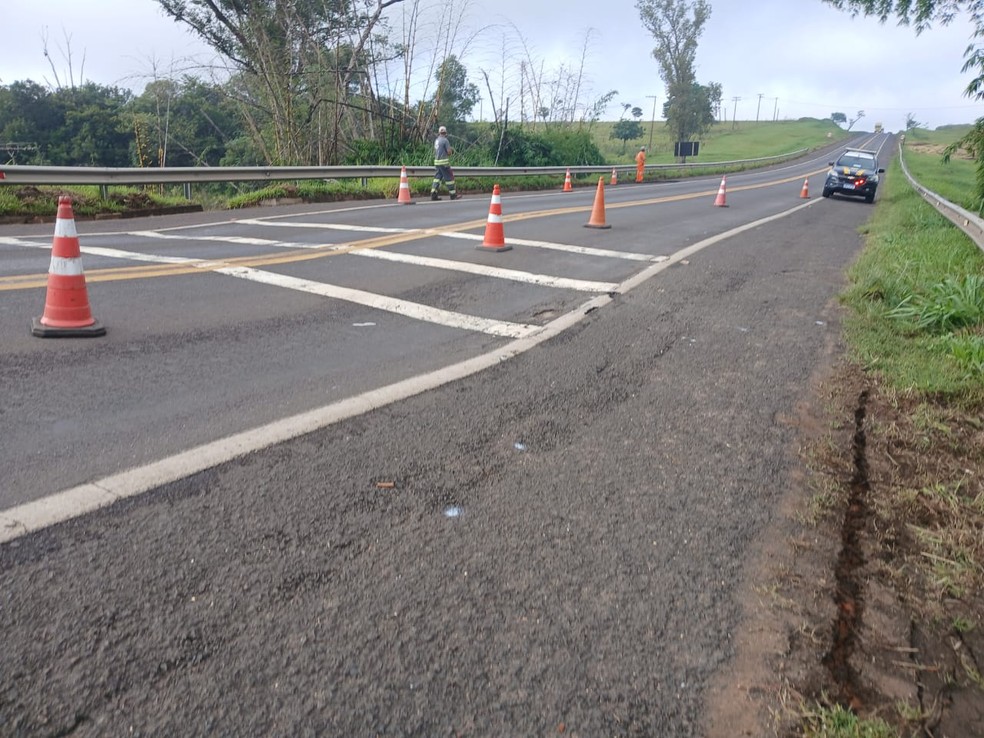 5 de 5
Defesa Civil interdita a BR-153, no trecho de Mar&iacute;lia (SP), ap&oacute;s chuvas &mdash; Foto: PRF/Divulga&ccedil;&atilde;o