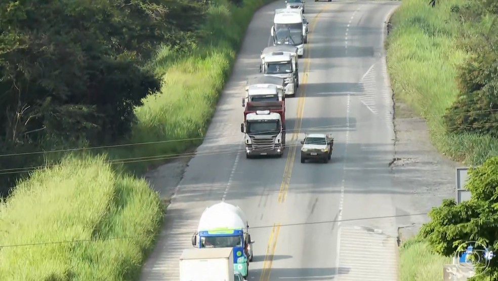 Não é difícil flagrar a imprudência. Olha aí mais uma infração. O carro ultrapassando na faixa contínua, local proibido. — Foto: Jornal Nacional