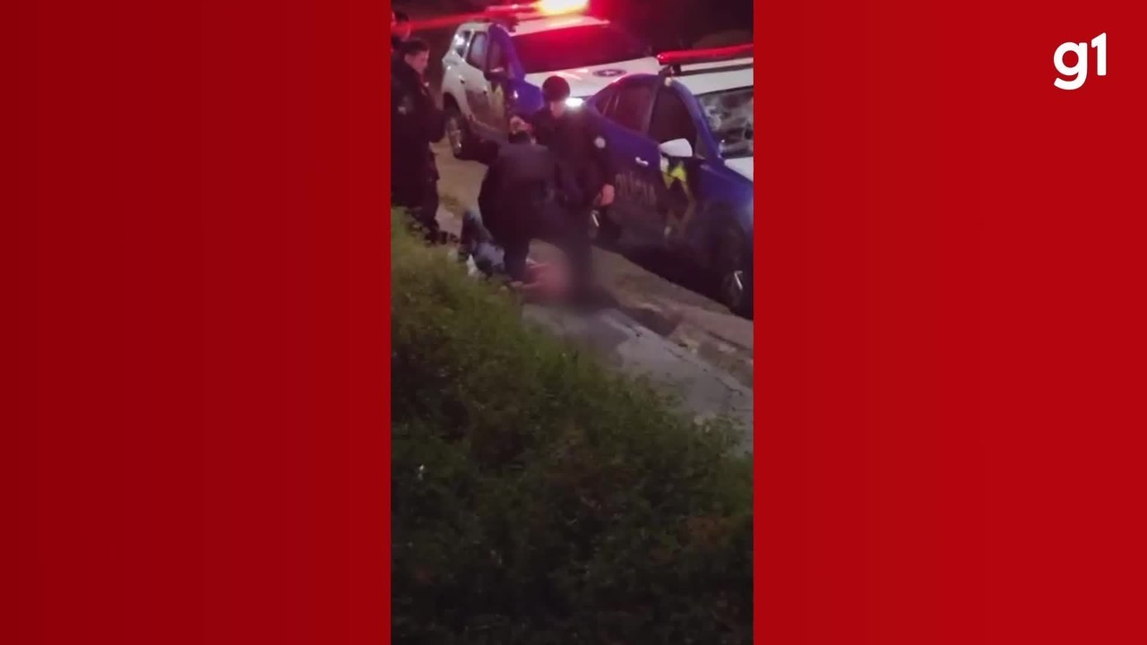 Mulher em surto é detida após subir em viatura da PM em Porto Velho