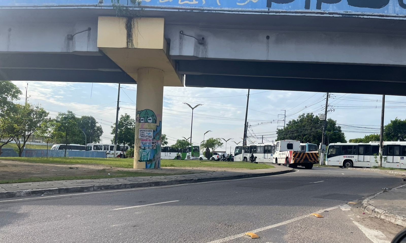 Ônibus quebra na rotatória do São José e causa congestionamento na Zona Leste de Manaus