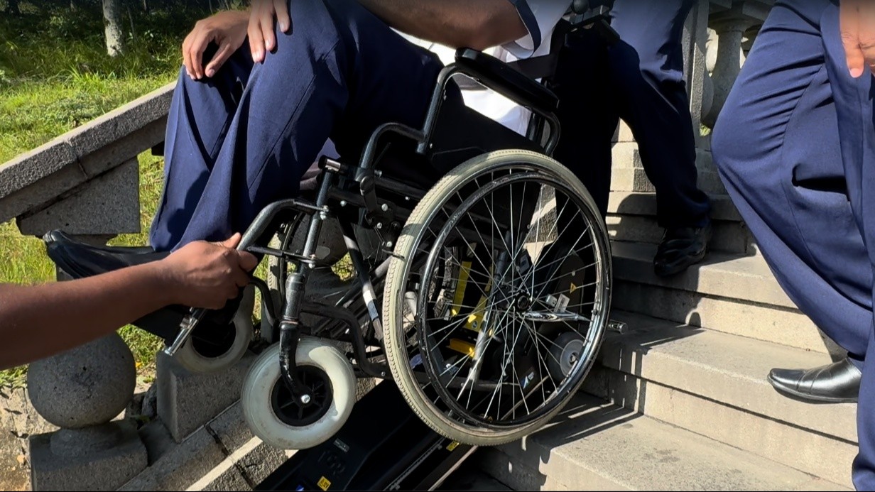 Cadeiras e carros escaladores ajudam visitantes com problemas de mobilidade a chegarem ao Cristo Redentor durante obras