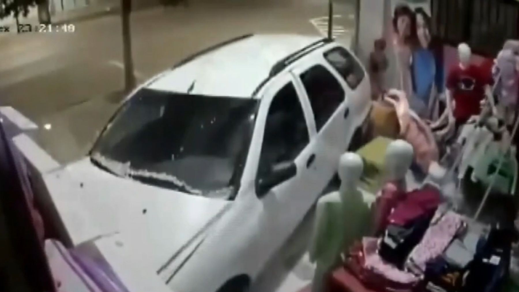 Motorista Embriagado Causa Destruição em Loja de Pato Branco