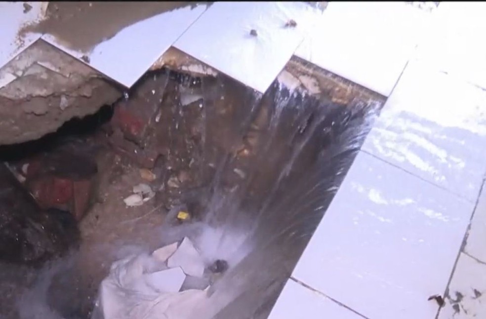 Cratera se forma no interior de um imóvel após rompimento de adutora em Itabuna, no sul da BA — Foto: TV Santa Cruz