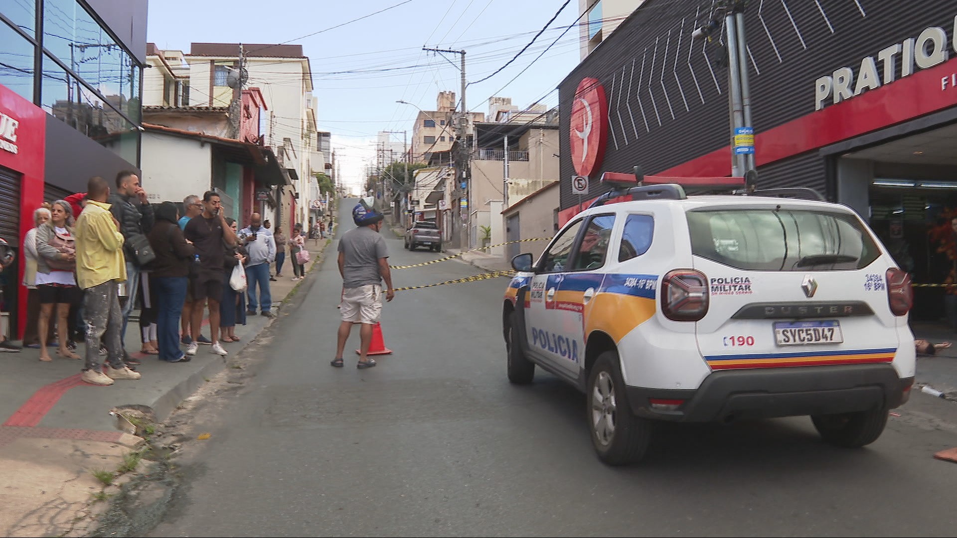 Câmeras de segurança flagram execução de homem em frente a uma academia em BH