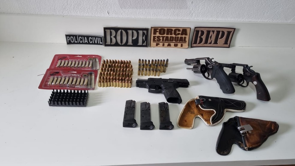 Armas apreendidas com suspeitos de incêndio em Canto do Buriti, no Piauí — Foto: Divulgação/SSP-PI
