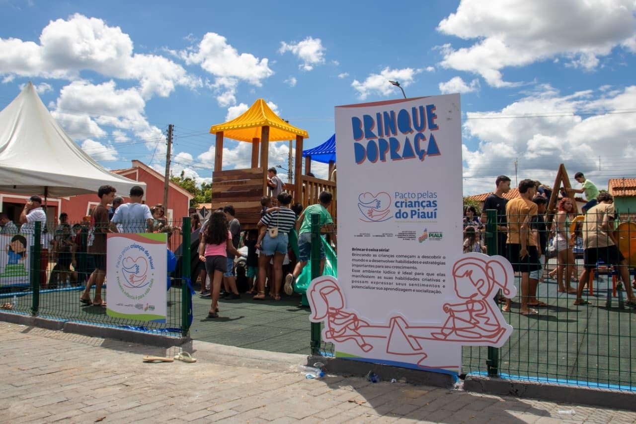 Governo do Piauí entrega brinquedopraça no município de Coronel José Dias