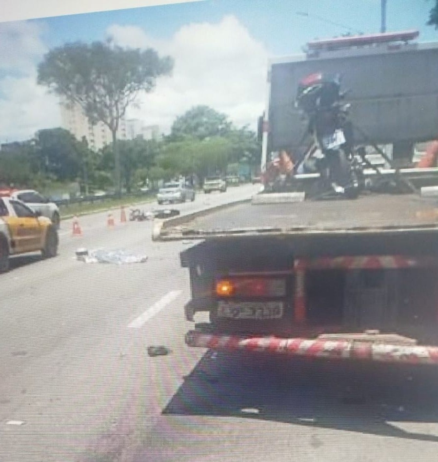Casal morre em acidente entre moto e caminhão guincho em São José dos Campos 