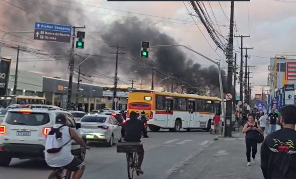 Protestos interditam Avenida Mascarenhas de Morais e BR-101, no Recife; VÍDEO