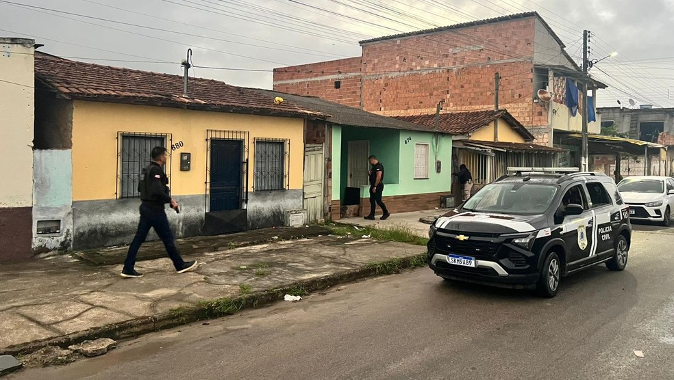 Os mandados estão sendo cumpridos nas cidades de Eunápolis e Guaratinga — Foto: Polícia Civil