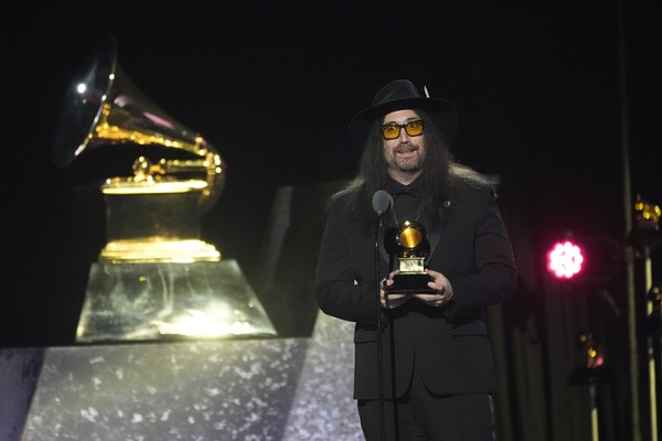 Sean Ono Lennon, filho de John e Yoko, aceita o prêmio de Melhor performance de rock para os Beatles — Foto: Chris Pizzello/Invision/AP