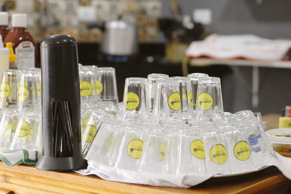 Bar em frente a cemitério faz sucesso e gera brincadeiras em Garça (SP) — Foto: Clara Sganzerla/g1