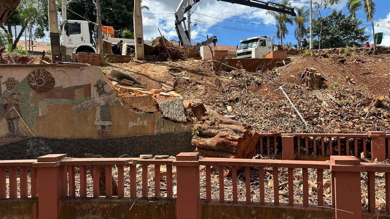 Parque do Mirante após chuvas: painel histórico de Piracicaba aguarda definição sobre reconstrução