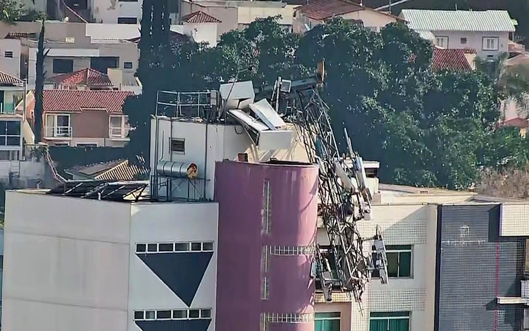 Veja fotos dos estragos provocados por temporal com ventos em Varginha, MG