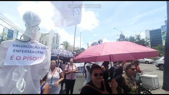 Técnicos e auxiliares de enfermagem fazem protesto no Recife para cobrar piso salarial das categorias 