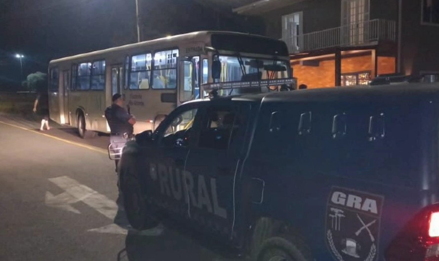 Homem furta ônibus, esquece chinelo nos pedais e é pego descalço em bar na Grande Curitiba
