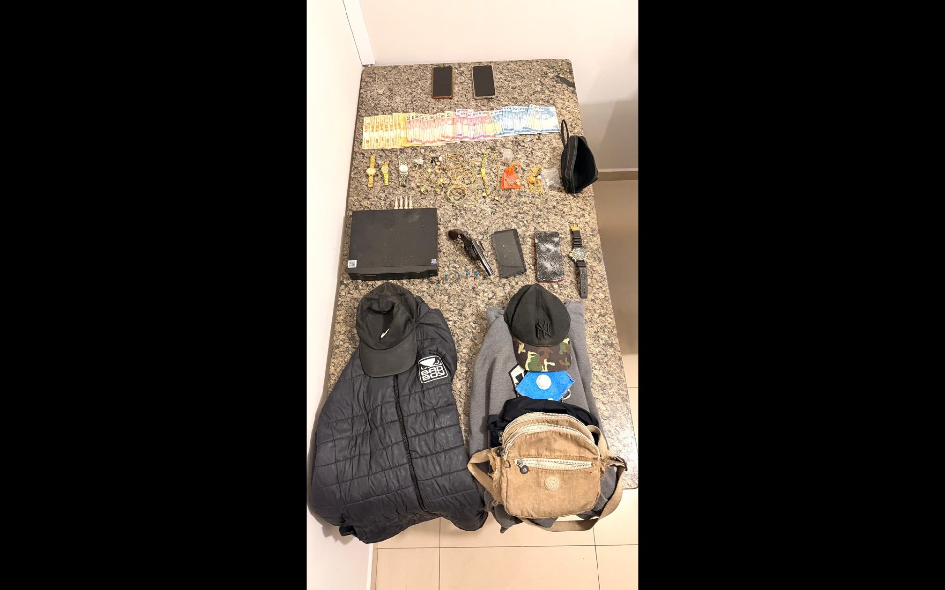 Criminosos invadem casa de luxo e fazem três pessoas reféns durante assalto em Rio Preto